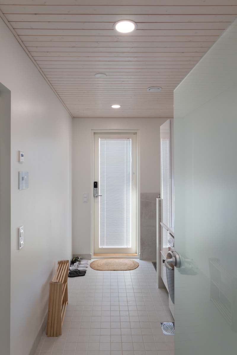 Plafondi 160 in un corridoio con illuminazione generale. LedStore.fi